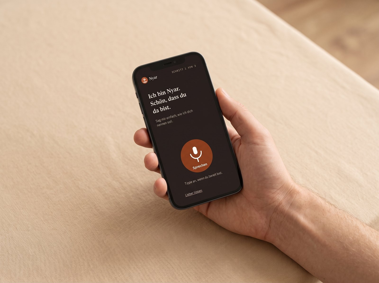 Eine Hand hält das Telefon, die Nyar-App zeigt die Begrüßung mit dem großen runden Sprechen-Knopf.