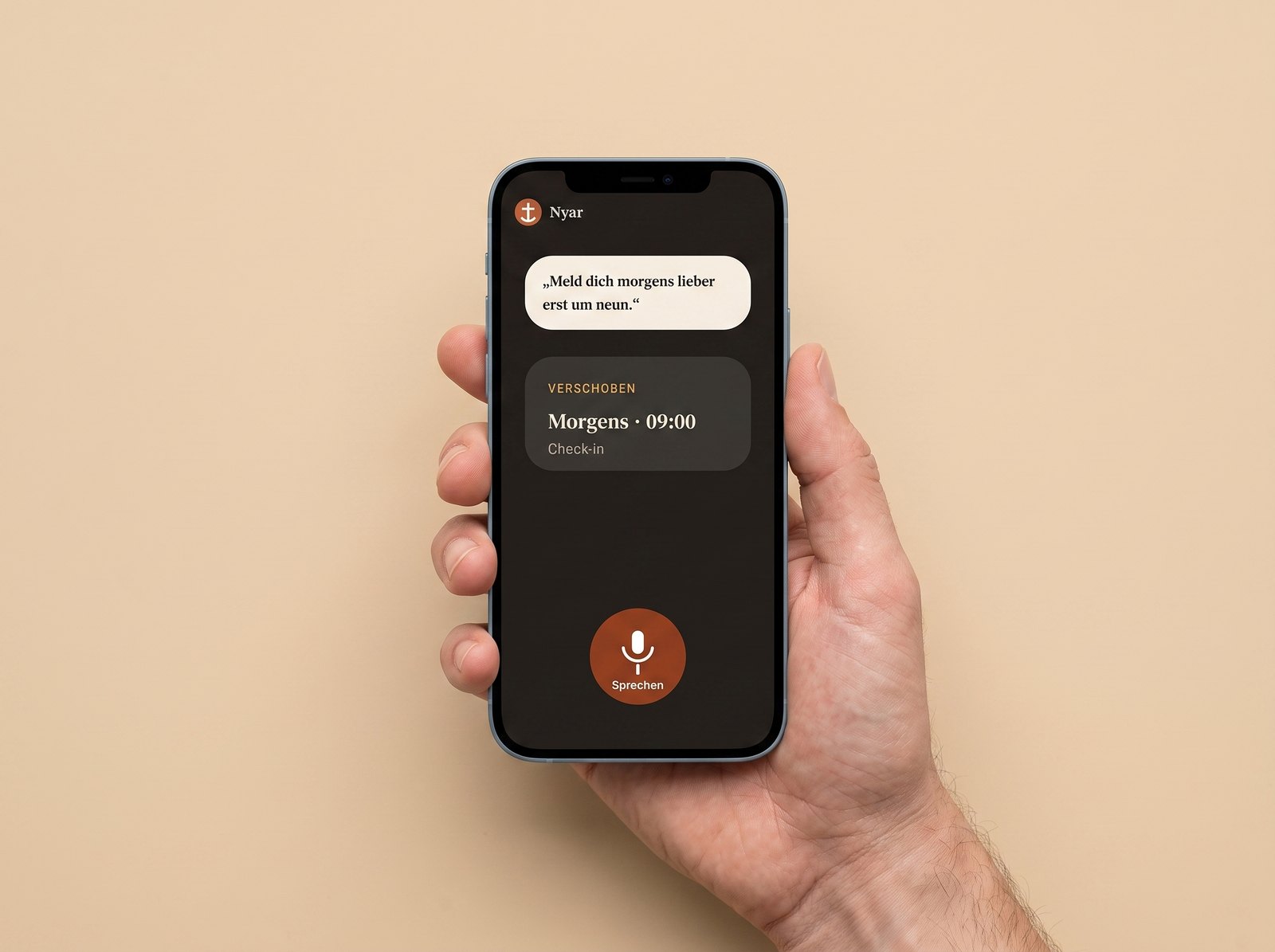 Eine Hand hält das Telefon, im Glas: die Meldung „Verschoben – Morgens 09:00, Check-in“.